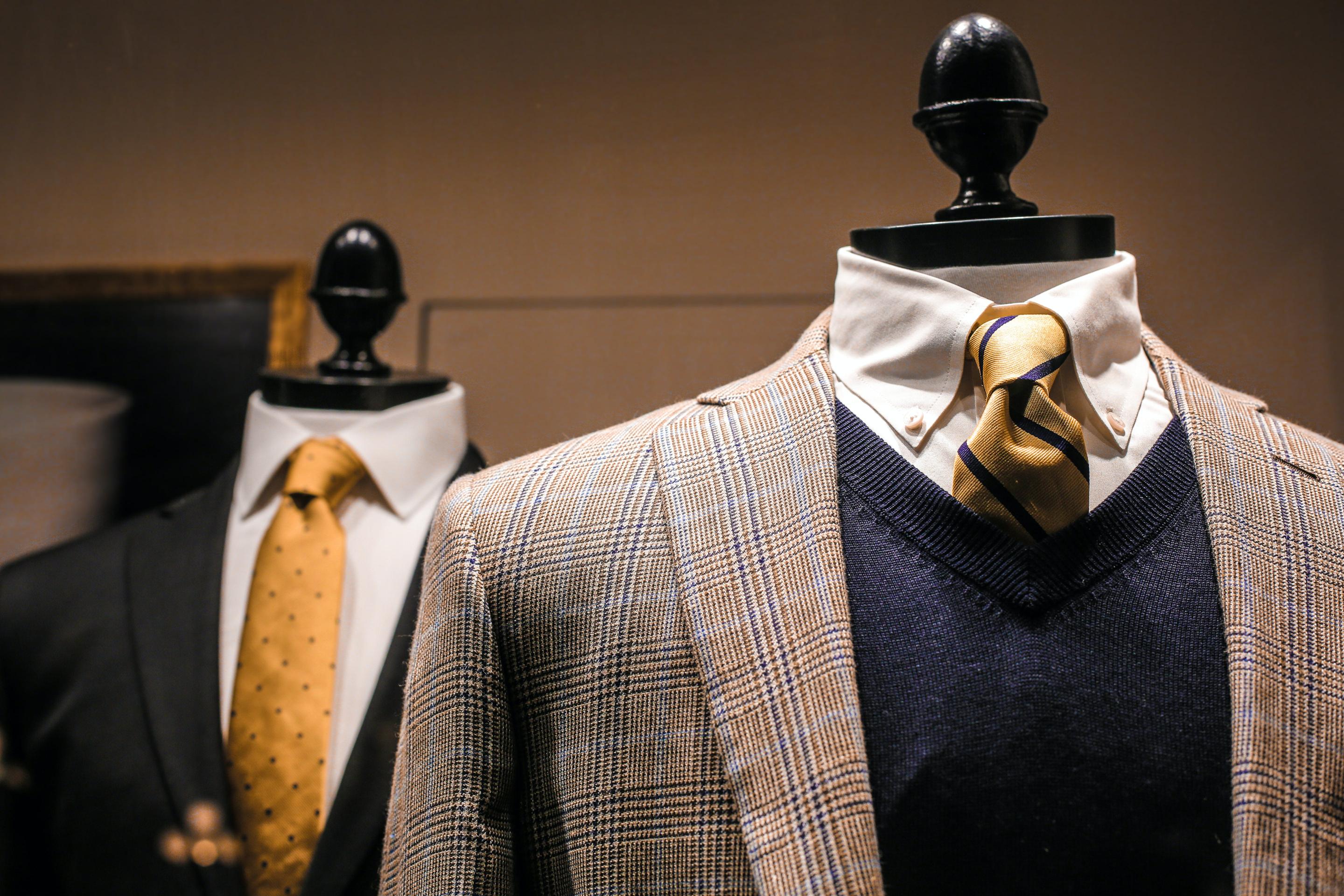Klasyka w nowoczesnym wydaniu: garnitur jako podstawa eleganckiej stylizacji sylwestrowej dla mężczyzn